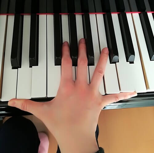 ピアノのオクターブが届かないのは手が小さいから ピアノ上達の処方箋